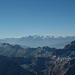 Blick vom Watzmann-Südgipfel (2712m) in das Steinerne Meer: rechts der Große Hundstod (2593m), links der Grieskogel (2543m), im Hintergrund die Glocknergruppe mit u.a. Wiesbachhorn (3570m) und Großglockner (3798m)