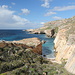 An der Mittelmeerküste zwischen Għar Lapsi und Ras il-Ħamrija - Rückblick. Hier ist gut zu erkennen ist, wie enorme Felsmassen abgerutscht sind (It-Tarġa tal-Magħlaq / Magħlaq-Fault). 