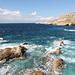 An der Mittelmeerküste zwischen Għar Lapsi und Ras il-Ħamrija - Ausblick von einer ins Meer ragenden Landzunge (bei Ras il-Ħamrija/südlich von Mnajdra). Hinten ist u. a. Għar Lapsi zu erkennen. Oberhalb der Felswände am rechten Bildrand werden wir später zurückgehen. 