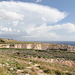 Unterwegs zwischen Mnajdra und Għar Lapsi (Rückweg) - Rückblick vom Rand der Straße, der wir ein Stück folgen. Hinten ist die überdachte Tempelanlage Ħaġar Qim zu sehen. Am Steinbruchgelände in Bildmitte sind wir eben vorbeigelaufen.