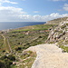 Unterwegs zwischen Mnajdra und Għar Lapsi (Rückweg) - Entlang einer Rohrleitung steigen wir hinunter in Richtung Meerwasserentsalzungsanlage.