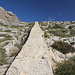 Unterwegs zwischen Mnajdra und Għar Lapsi (Rückweg) - Rückblick während des relativ steilen Abstiegs entlang der Rohrleitung. Auch etliche Stufen sind zu erkennen, ab und zu fehlen jedoch einige.