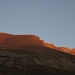 Gegen 8 Uhr zeichnet sich die aufgehende Sonne oben am Haldensteiner Calanda ab. Bis zum Gipfelkreuz (ganz rechts oben!) ist es aber noch weit