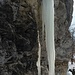 An der Strasse zum Spiggegrund hängt dieser ca. 3.5 m lange Eiszapfen