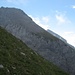 Gegenüber der Riesenhang "Im Wank" hinauf zur Östlichen Karwendelspitze - dort führt ein steiler Bergsteig (ohne technische Schwierigkeiten) hinauf