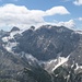 Nochmals der Karwendelhauptkamm: ganz links die Kaltwasserkarspitze (2733m), Birkkarspitze und die Ödkarspitzen. Im Schlauchkar hat es Mitte Juni immer noch viel Schnee!