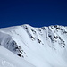 Skitourengänger spuren das Schwarzhorn in steiler und direkter Linie an