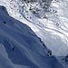 Ein Skifahrer stürzt sich die felsdurchsetzte Nordwand des Furggahorns hinunter. Die tanzenden Schneeflocken zeigen, dass auf dem Gipfel eine zünftige Bise blies...