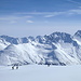 Skitourengänger vor den Davoser Bergen