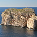 An der Mittelmeerküste bei Dwejra - Ausblick vom alten Wachturm (It-Torri tad-Dwejra / Dwejra Tower) zum Il-Ġebla tal-Ġeneral / Fungus Rock. Auf dem 65 m hohen "Pilz-Fels" wurde früher der seltene (und damals für einen Pilz gehaltene) Malteserschwamm (Cynomorium coccineum) gesammelt, u. a. als Heilmittel verwendet und exportiert.