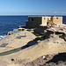 An den Salinen an der Nordküste von Gozo - Hier, an der markanten Gesteinskuppe Il-Qolla l-Bajda ("im Rücken des Fotografen"), befindet sich die "Batterija" zwischen den Buchten Qbajjar und Xwejni.