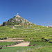 Bei Marsalforn - Ausblick während eines kurzen Spaziergangs zu Tal-Merżuq (97 m). Auf dem südlich von Marsalforn liegenden Bergkegel befindet sich die Statue Tas-Salvatur, eine 12 m hohe Christus-Figur.