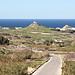 In Xagħra - Ausblick. Gut zu sehen ist u. a. der spitze Bergkegel Tal-Merżuq (97 m), auf dem sich die Statue Tas-Salvatur befindet.
