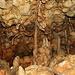 L-Għar ta' Xerri / Xerri's Grotto - Blick auf einige Tropfsteinformationen während einer Tour durch die winzige Höhle in Xagħra.