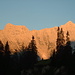 Im Sonnenaufgang färben sich die Gipfel der Mieminger Kette: Karkopf (links, 2469m) und Hochwand (rechts, 2719m)