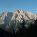 Dies sind die beiden Gipfel der Hohen Munde: links der Ostgipfel (2592m), rechts der Westgipfel (2662m)