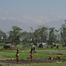 Lavoro nel campi tra Kathmandu e Bhaktapur, sullo sfondo l'Himalaya