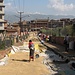 Lavoro del riso entrando a Bhaktapur, sullo sfondo l'Himalaya  