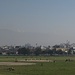 Parco pubblico con sfondo Himalaya semi-nascosta dalla foschia-smog 