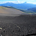 Sand, Schutt und Asche: Tief unten die Suizandina, im Hintergrund die Vulkane Llaima und Sierra Nevada