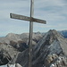 Das schlichte Holzkreuz auf dem Ostgipfel des Hochplattig: mit 2698m etwas niedriger als die Hochwand im Hintergrund (2719m). Links des Holzkreuzes der Hochwanner (2744m), rechts ganz hinten die beiden Dreitorspitzen