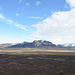 Blick vom Kraterrand nach Norden über die Lavafelder. Am Horizont vor dem Bergmassiv verläuft die Ringstraße.