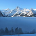 Erstmals aus dem Nebel (ca. 1400 m): Kaiserwettriger Blick zum Ärmighorn