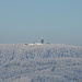 Mit dem Aussichtsturm (rechts) wird die 1000m Marke geknackt. Links von den Türmen ist eine der wenigen Berghütten Thüringens zu sehen. Bis 1990 war dieser Berg ein Horchposten (Radarstation) der Sowjetunion.