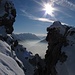 Blick zwischen den Felsen am Gipfelgrat zu den Geierköpfen und den Allgäuer Alpen.<br /><br />Vista tra le rocce della cresta del Laubeneck ai Geierköpfe e alle Alpi dell`Algovia