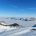 aus dem Nebelmeer erheben sich viele Schwyzer Gipfel