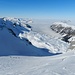 noch viele Tourengänger befinden sich im Steilhang der Blüembergmulde;
weit reicht der Blick übers mittelländische Nebelmeer