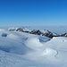 vom Wind subtil geformte Schneestrukturen - vor der nördlichen Bergkette des Riemenstaldner Tals