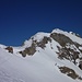 Eine Schneeschuhwandergruppe pausiert am Chindbettipass.