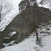 Wer diesen etwas abseits des Hauptgrats gelegenen Turm auch noch "mittehmen" will: Einstieg durch's Felsenfenster, auch der Rückseite schräg hoch.