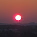 Je weiter die Sonne in Richtung Horizont sinkt, um so röter wird sie.<br /><br />Più il sole si abbassa verso l`orizzonte più rosso diventa.
