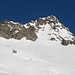 Der Gipfelhang 
ca. bei den zwei Personen im Hang Skidepot und zu Fuss schräg nach links oben durch den Schnee auf den Grat