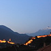 Zwei beleuchtete Burgen von Bellinzona mit Pizzo di Claro