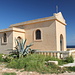 Unterwegs auf dem Marfa Rigde - An der Immaculate Conception Chapel. Diese befindet sich ebenfalls am östlichen Zipfel der Halbinsel (Daħlet ix-Xilep/Rdum tal-Madonna), unweit der Madonna-Statue. Aus der Bananen-Kiste (rechts) sind übrigens gerade Brieftauben gestartet.