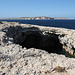 Il-Ponta ta' l-Aħrax / Ahrax Point - Blick über die Einsturzstelle. Hinten sind die Nachbarinseln Comino und Gozo zu sehen.