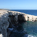 Il-Ponta ta' l-Aħrax / Ahrax Point - Am nordöstlichen Zipfel der Marfa-Halbinsel. Die sichtbare Aushöhlung in der Klippe verbindet das Meer mit einer Einsturzstelle. 