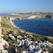 Unterwegs auf dem Marfa Rigde - Ausblick an den Klippen Rdum il-Qammieh. Hinten ist Mellieħa zu sehen. Hinter der Landzunge (rechts im Bild) befindet sich die Anchor Bay, an der die Kulissenstadt [http://www.hikr.org/gallery/photo1039411.html?post_id=62145#1 Popeye Village] (aka Sweethaven, verdeckt) liegt.