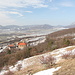 Holý vrch - Ausblick # 1. Vorn ist die Kirche von Sutom (Kostel sv. Petra a Pavla) zu sehen.