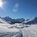 Die Schneeautobahn führt noch über die Senneshütte hinaus weiter (im Hintergrund ist nun auch der Monte Cristallo zu erhabener Größe aufgewachsen) .....