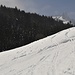 der Aufstieg kreuzt sich mit Skifahrern