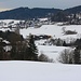 Aussicht beim Hof Langenmatt auf Madetswil (613m), Bläsimühle (rechts unten; 589m) und den Hügel Furtbüel (740,9m).