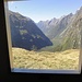 Blick durch´s Fenster des WC-Häuschens bei der Mackinnon-Pass-Hütte!