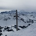 das Gipfelkreuz auf dem Schibegütsch; im Hintergrund bekannte Berner Grössen