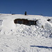 La capanna del San Lucio sommersa dalla neve: quello che si vede è il primo piano