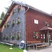 In sommerlichem Blumenschmuck präsentiert sich die Neue Magdeburger Hütte dem Bergsteiger.