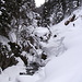Die einzige Passage der Tour, die Trittsicherheit verlangt: abschüssige Querung eines Schneekegels im Valschavieltal (dort, wo sich der junge, dynamische Schneeschuhläufer gerade befindet)